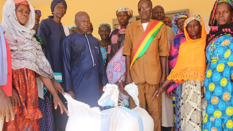 REMISE DES SEMENCES AMELIOREES AUX GROUPEMENTS/ASSOCIATIONS DE FEMMES PRODUCTRICES DANS LA COMMUNE DE FINKOLO